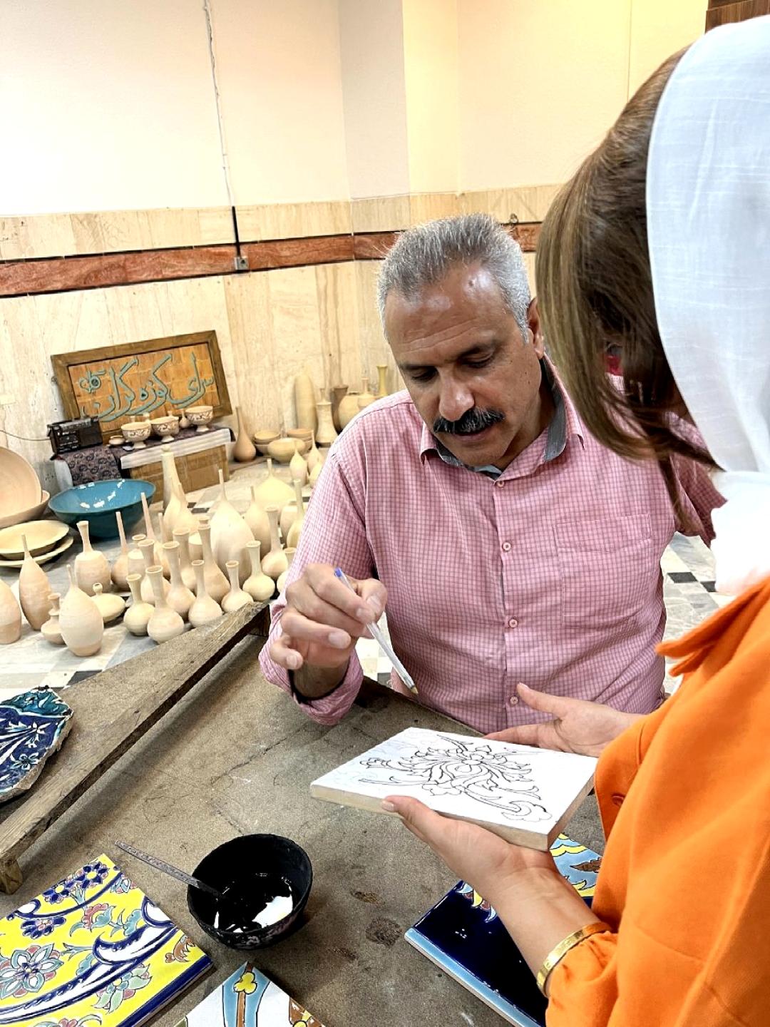 طراحی روی کاشی