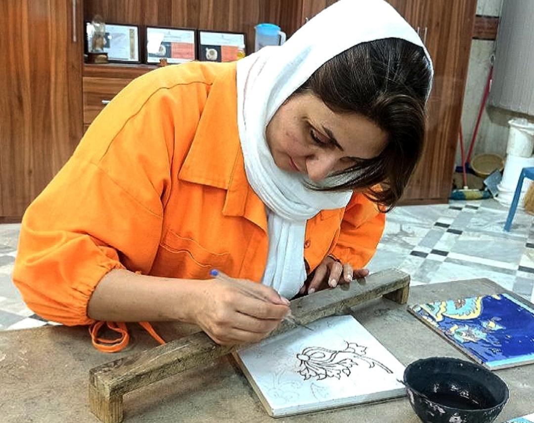 طراحی روی کاشی