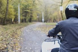 موتورسیکلت در جنگل