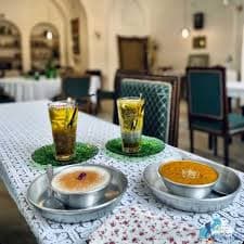 نشستن در کافه گلاب